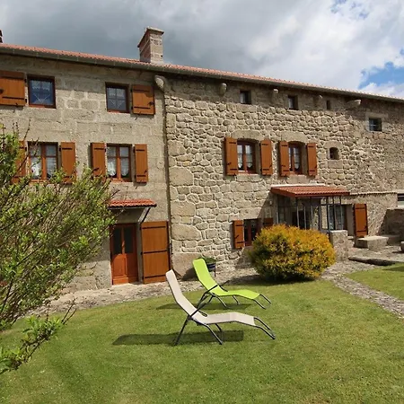 Spacieux Et Rénové Avec équipements Modernes, Terrasse Et Vaste Jardin Près De Gévaudan Et Margeride - Fr-1-582-301